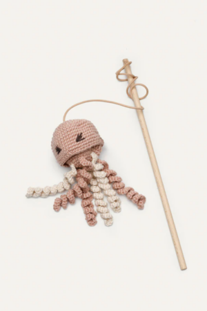 canne à pêche avec herbe à chat méduse en crochet pastel rose beige